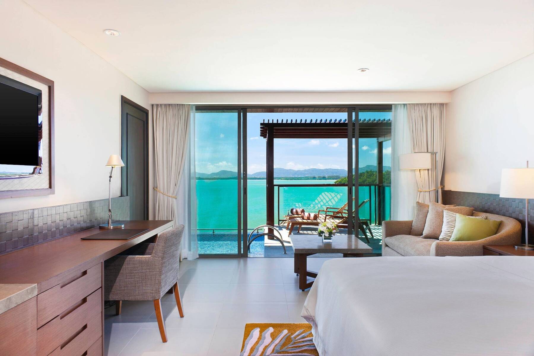 OCEANFRONT KING, POOL ACCESS