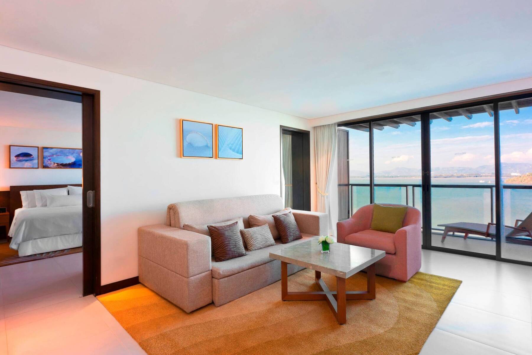 OCEANFRONT ONE BEDROOM KING SUITE