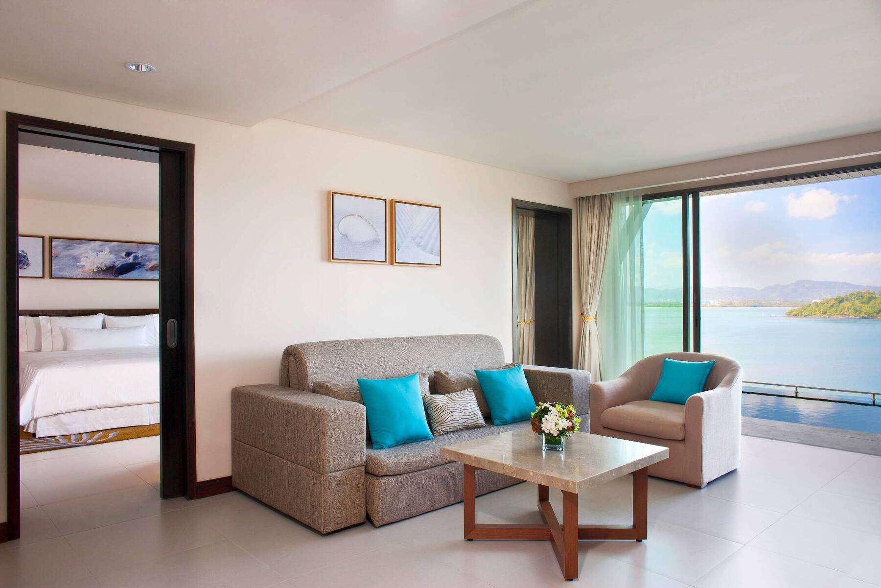 OCEANFRONT ONE BEDROOM KING SUITE, POOL ACCESS