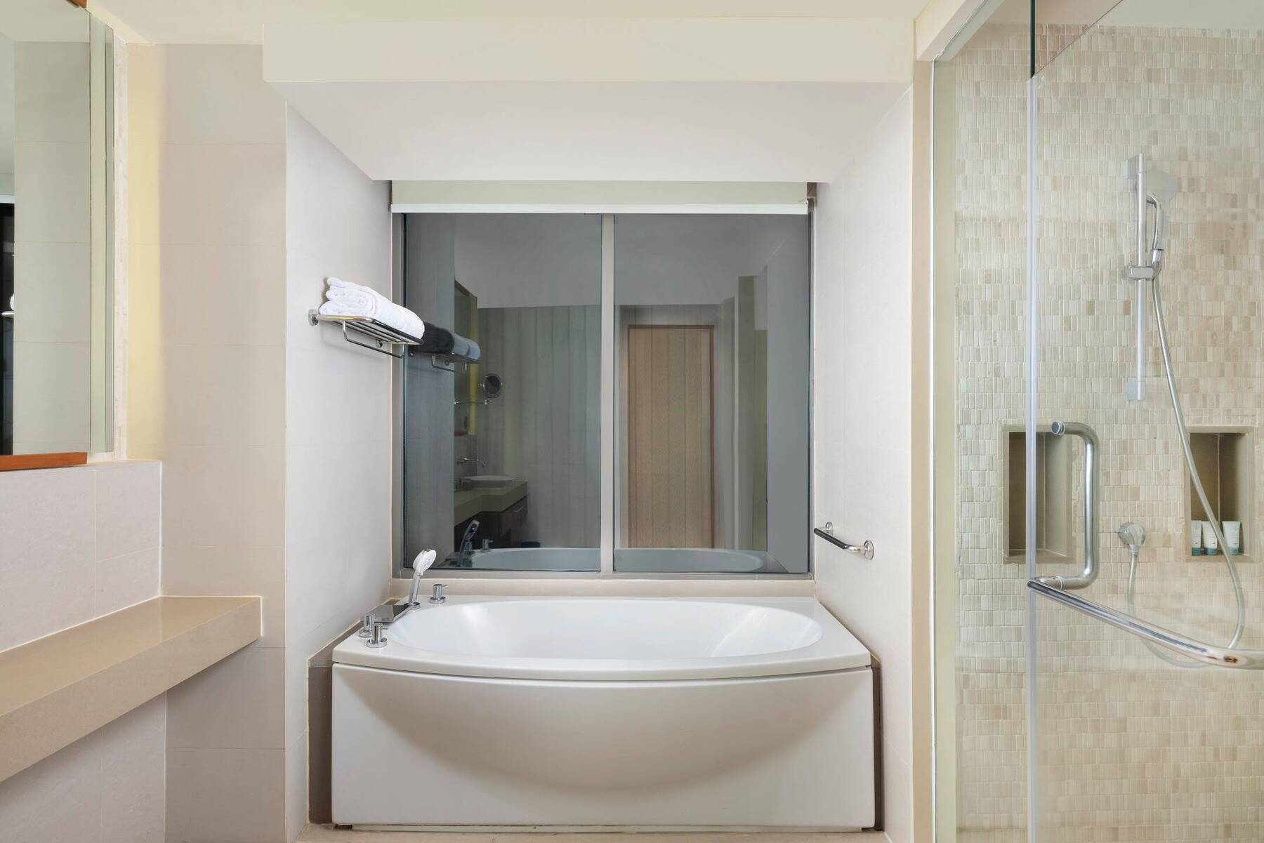 LUXURY OCEANFRONT SUITE, SOFA BED