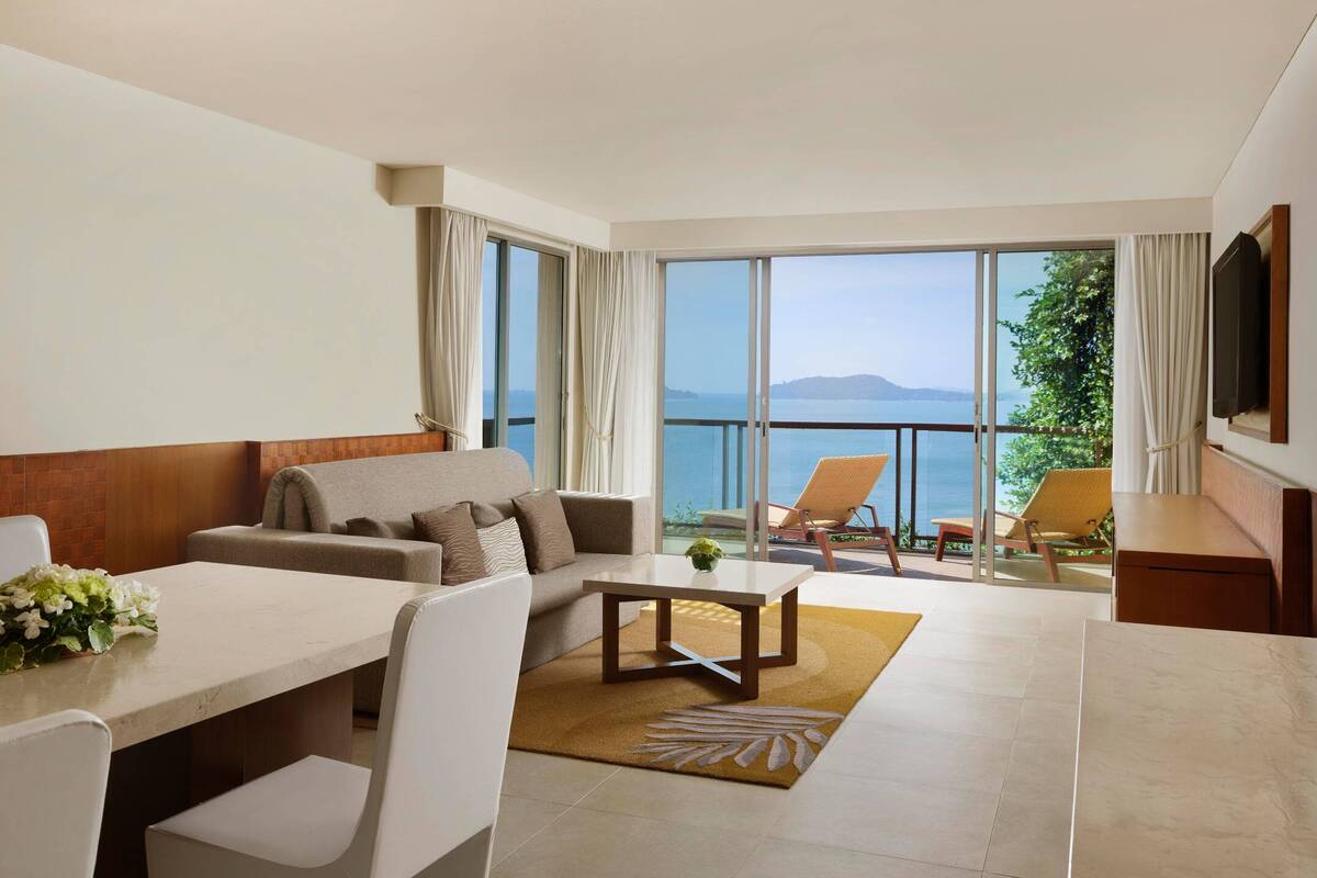LUXURY OCEANFRONT SUITE, SOFA BED