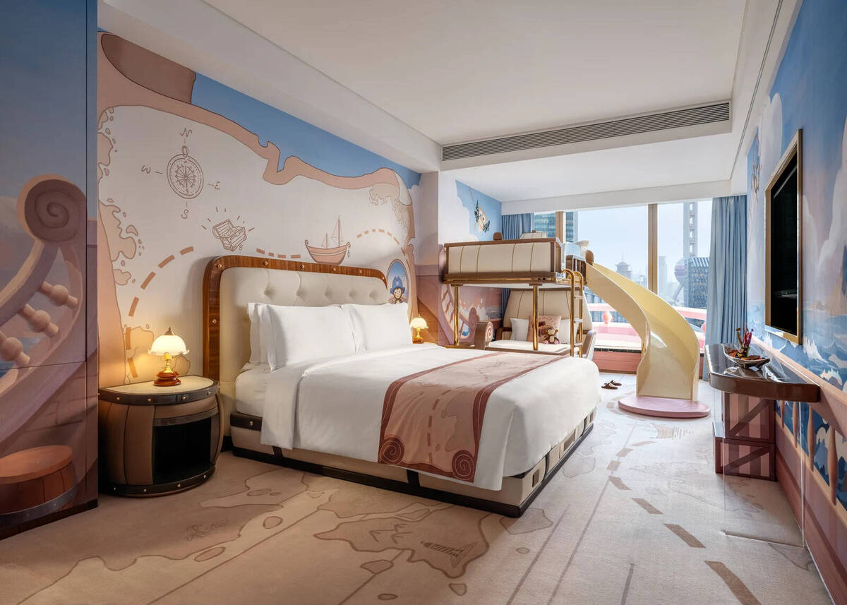 Mandarin River Themed Room King