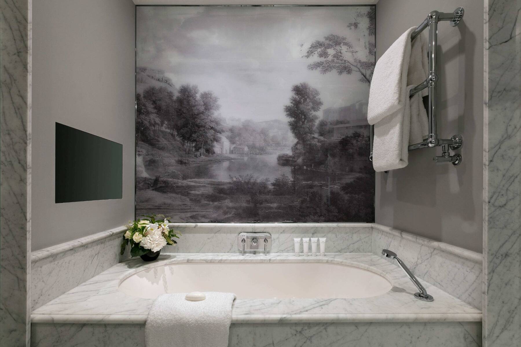 Arc de Triomphe Signature Suite