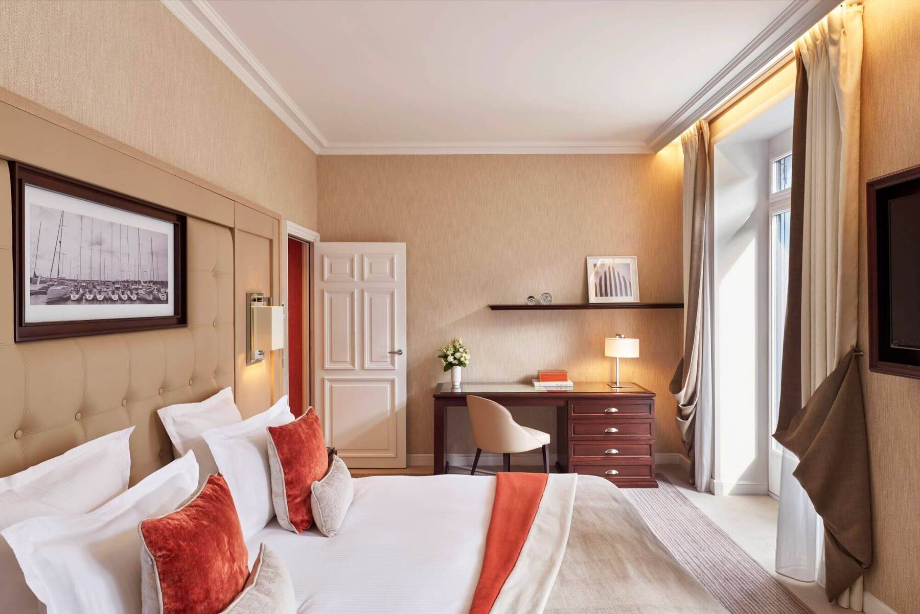 SUPERIOR ROOM