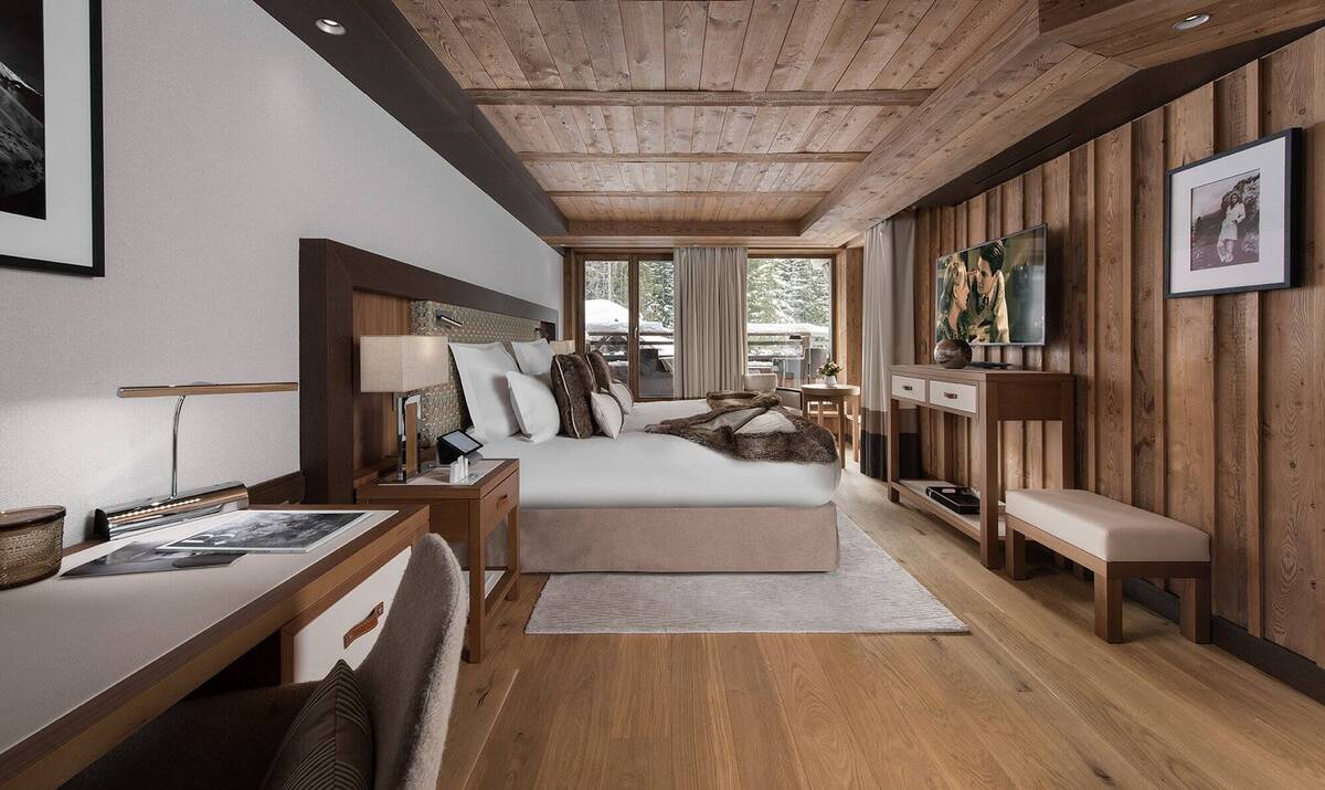 DELUXE ROOM
