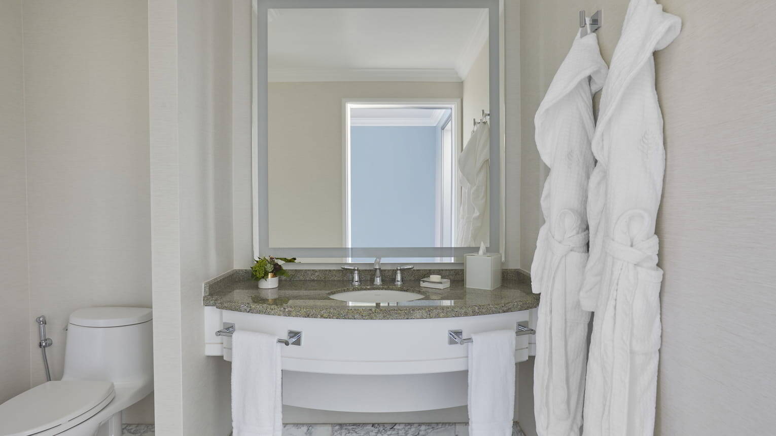 Accessible One-Bedroom Corner Beverly Suite