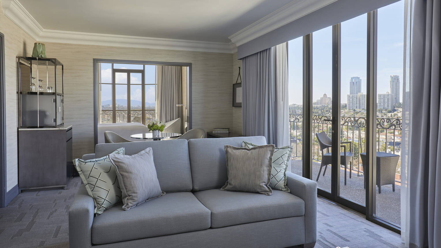 Accessible One-Bedroom Corner Beverly Suite