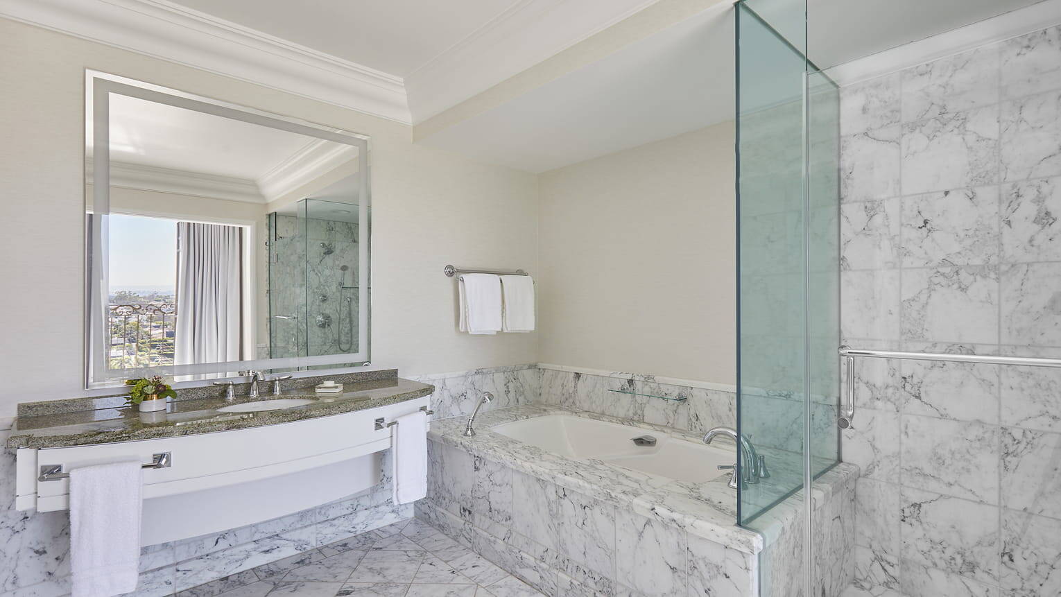 Accessible One-Bedroom Beverly Suite King