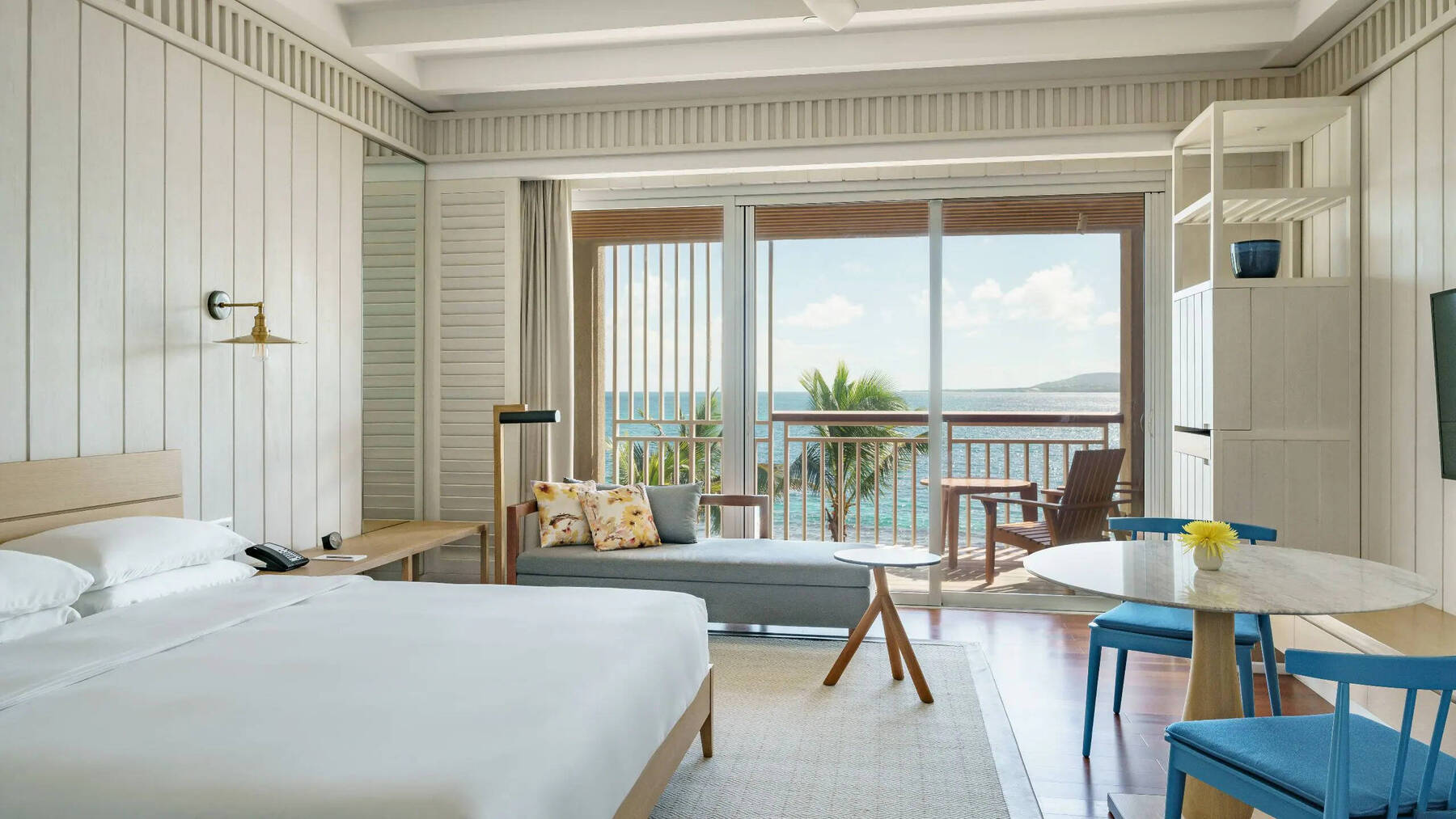 KING BED BEACHFRONT