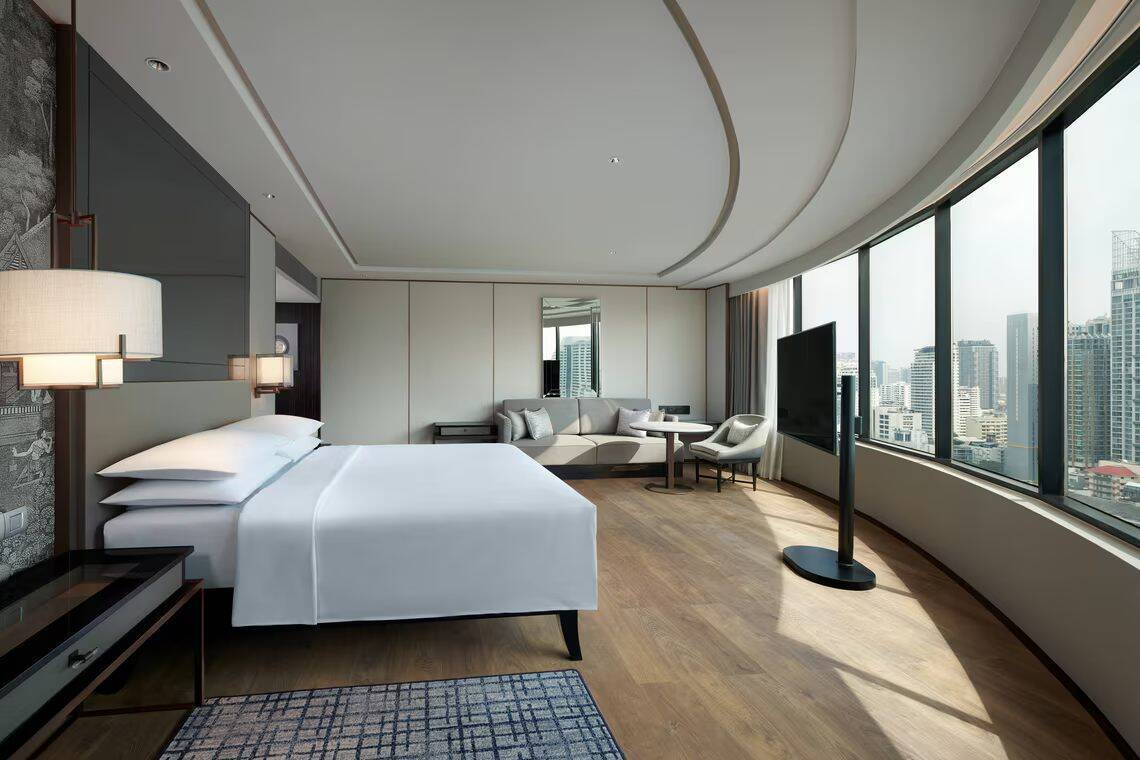 EXECUTIVE LOUNGE ACCESS ONE BEDROOM LARGER SUITE KING