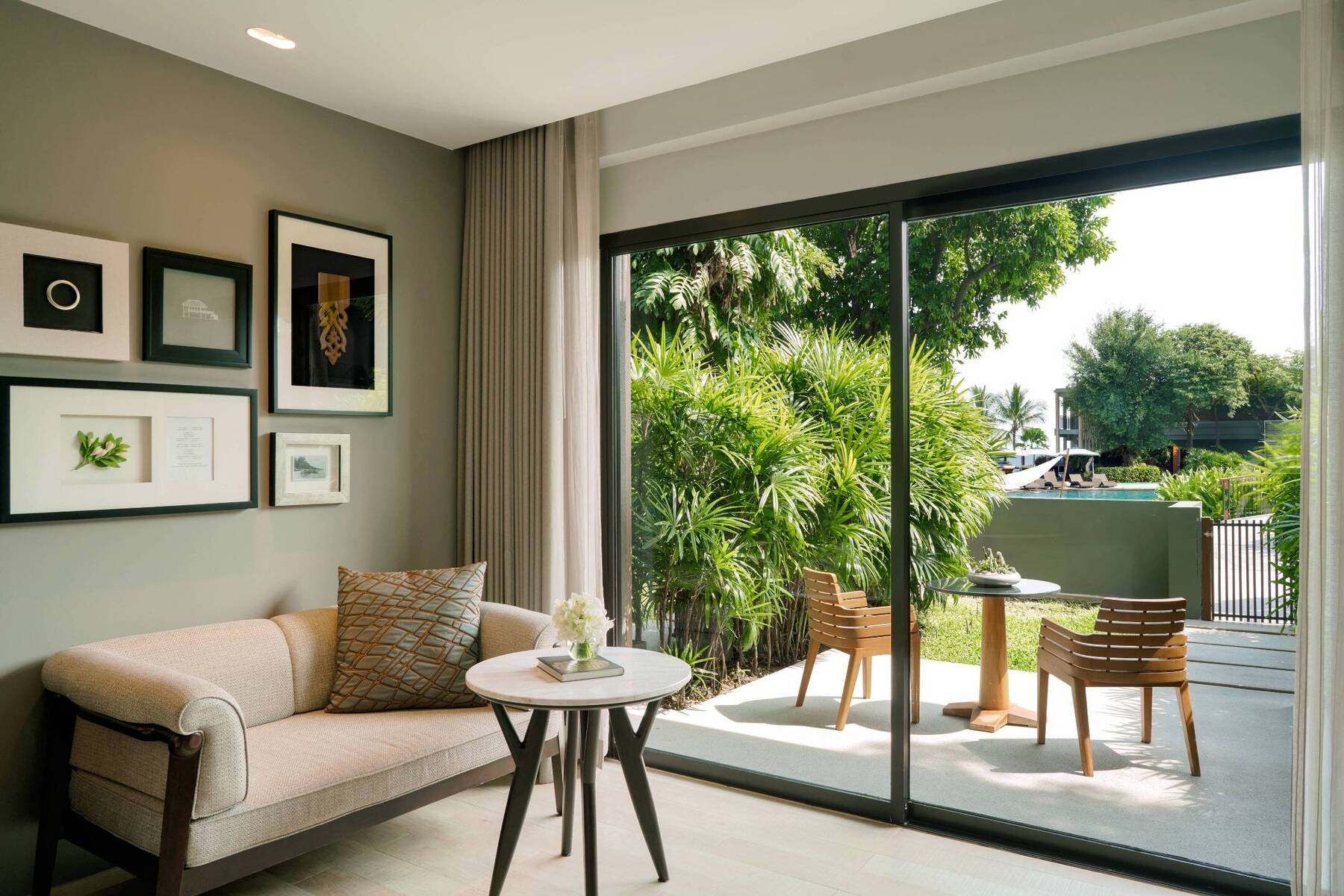KING TERRACE ROOM