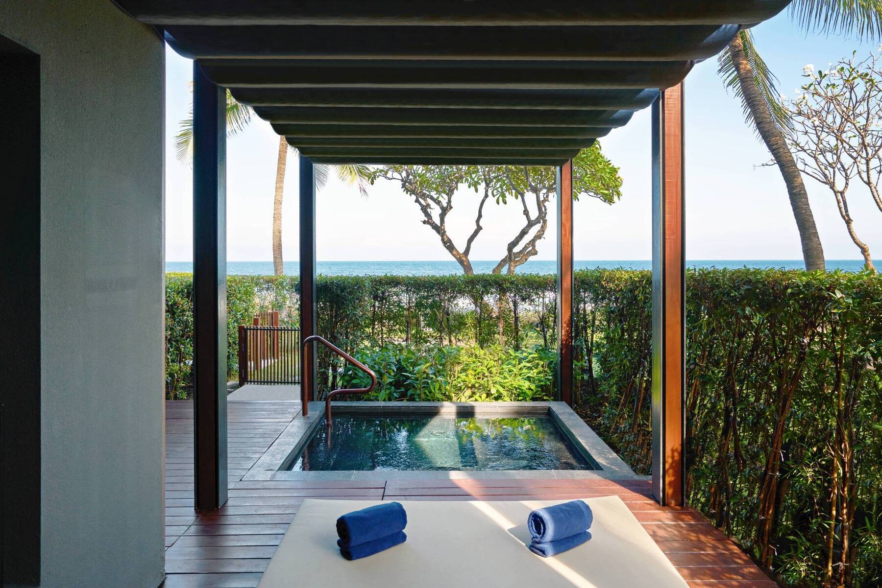 ONE BEDROOM BEACH FRONT ACCESS SUITE WITH WHIRLPOOL