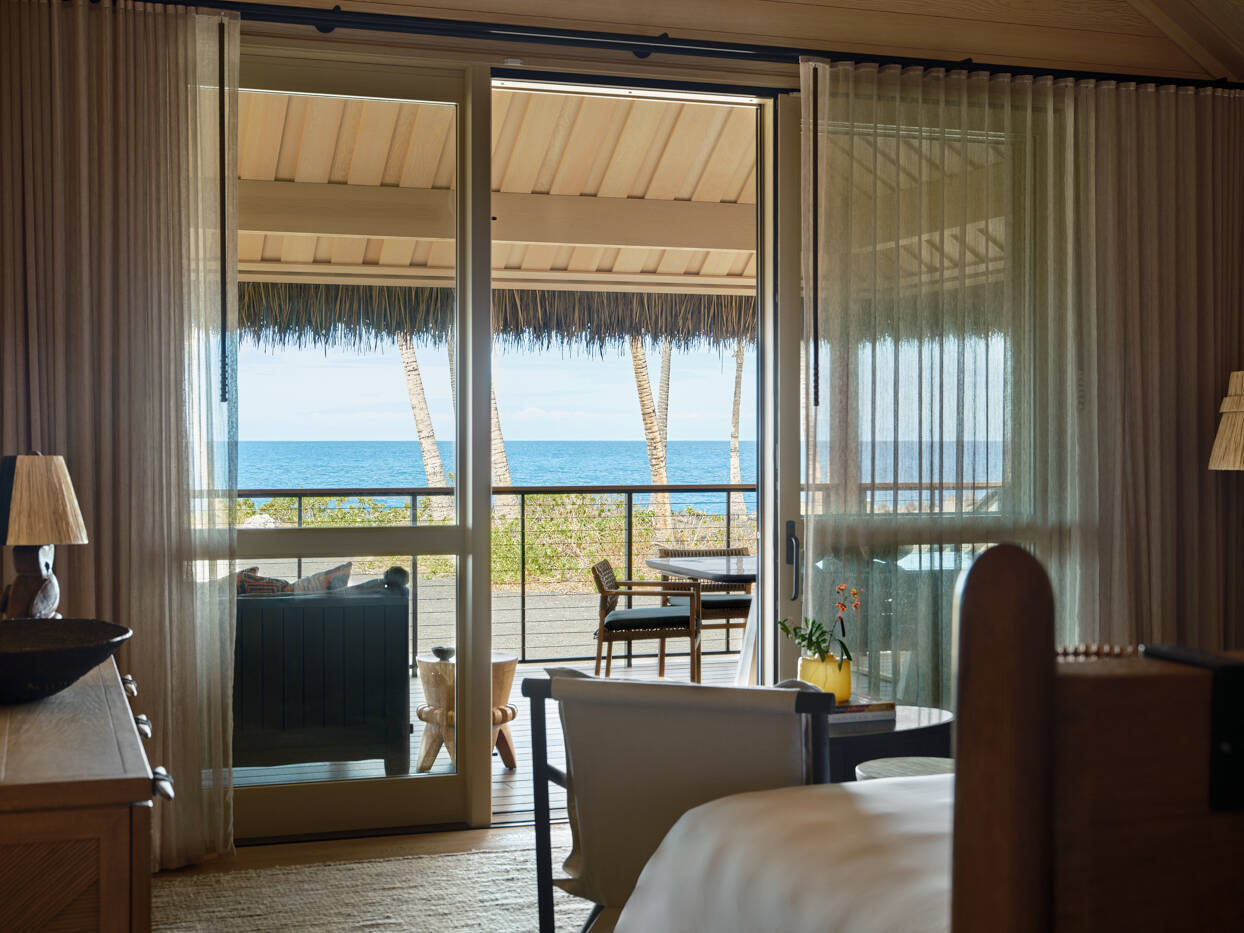 OCEAN FRONT ONE BEDROOM SUITE KAUHALE