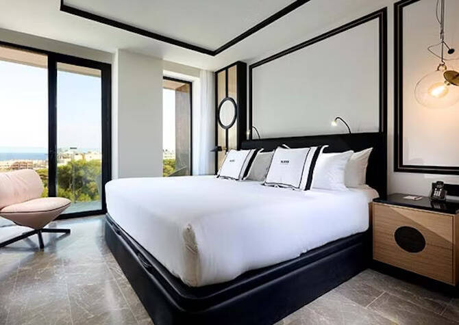DELUXE SEA VIEW