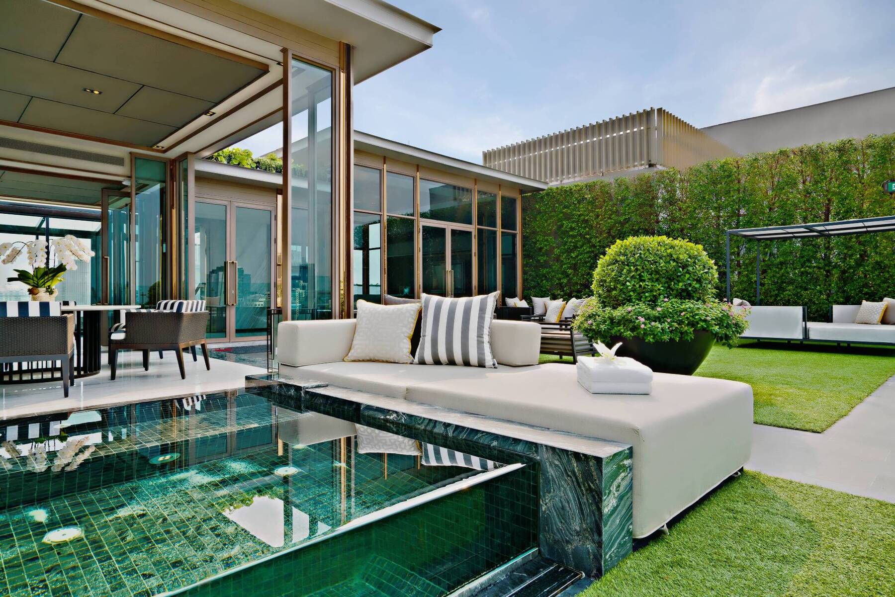 CLUB LOUNGE ACCESS THREE BEDROOM SKY SUITE
