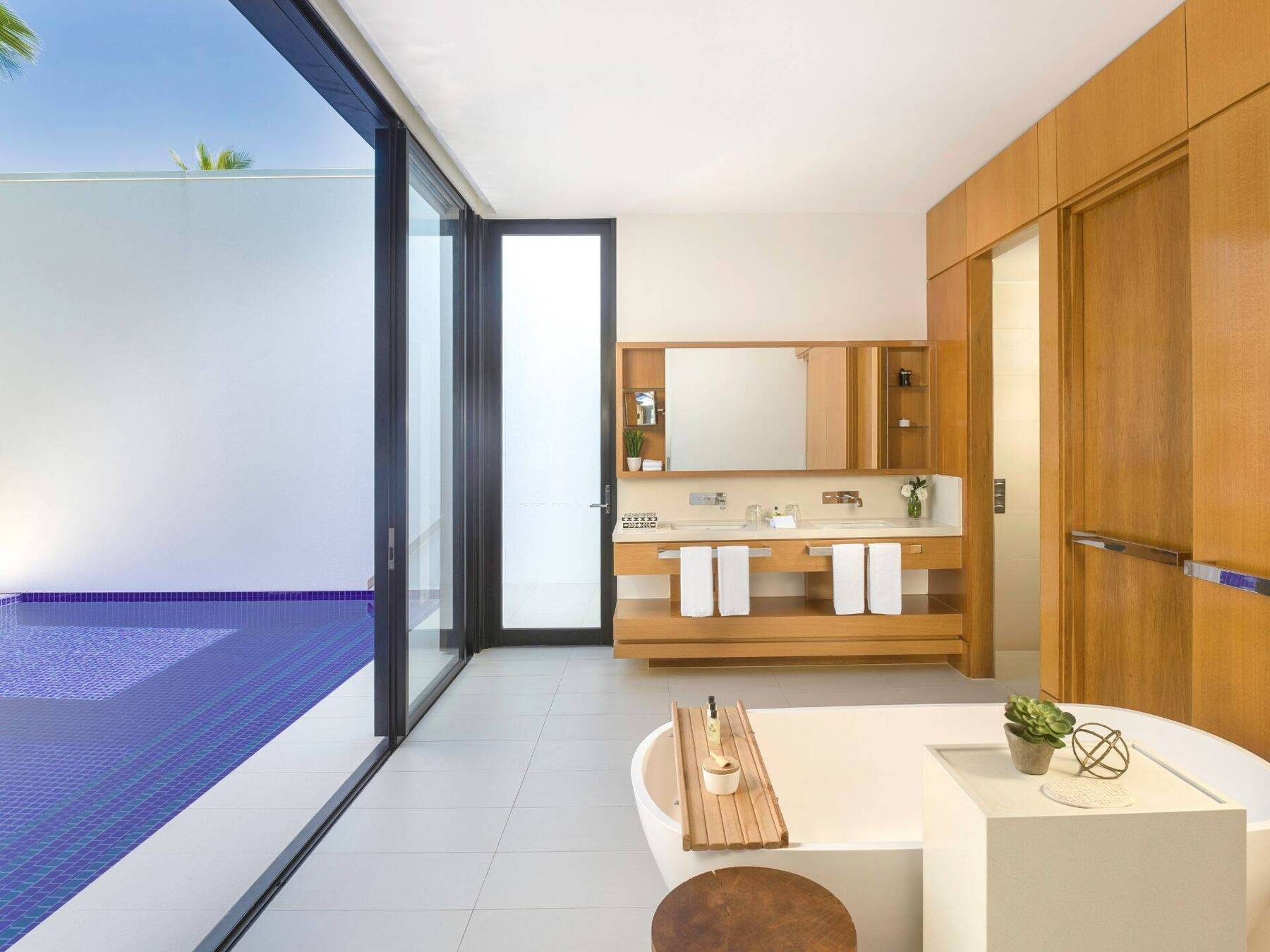 KING BEACHFRONT POOL VILLA
