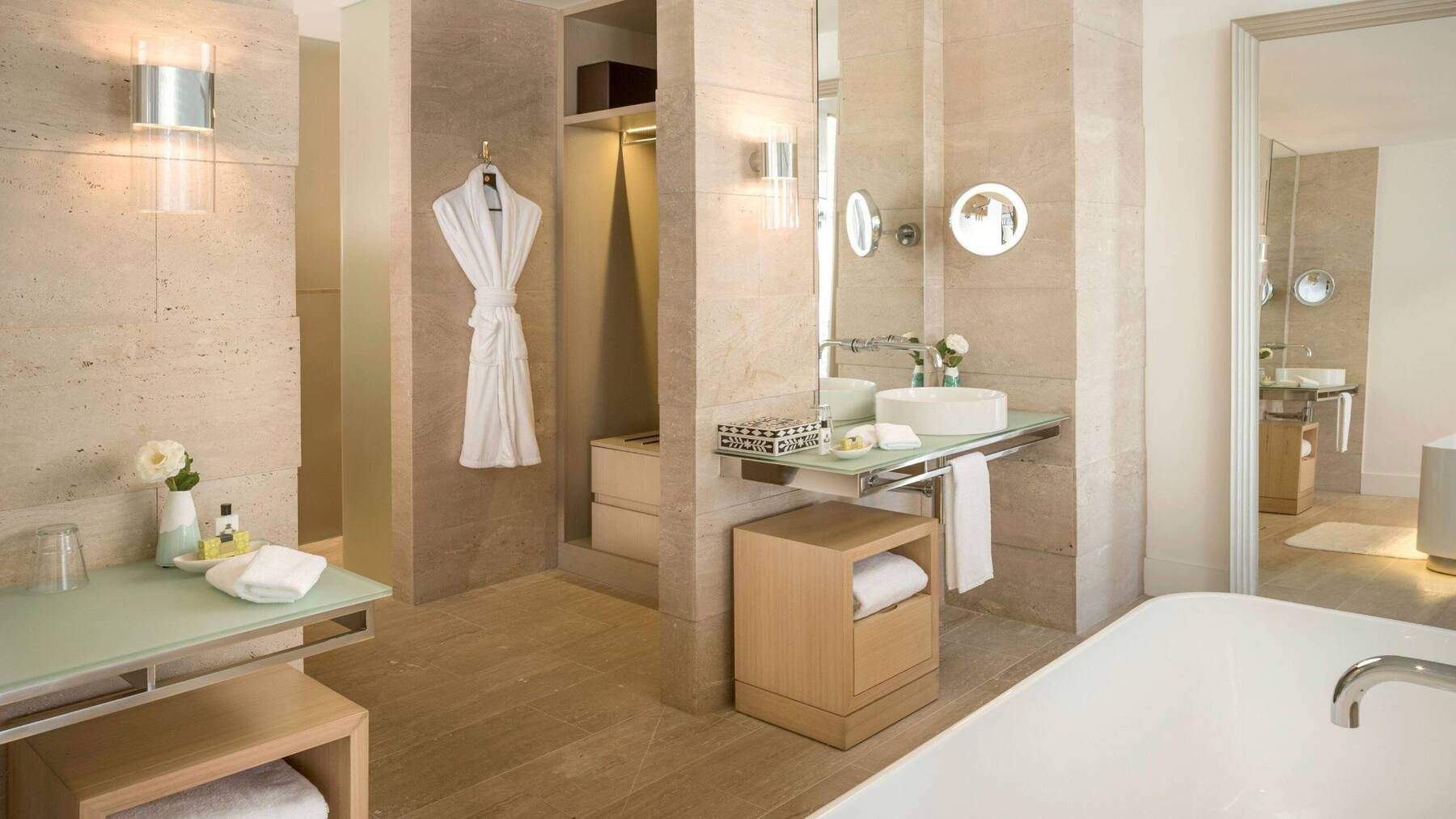 ONE BEDROOM POOL ACCESS SUITE