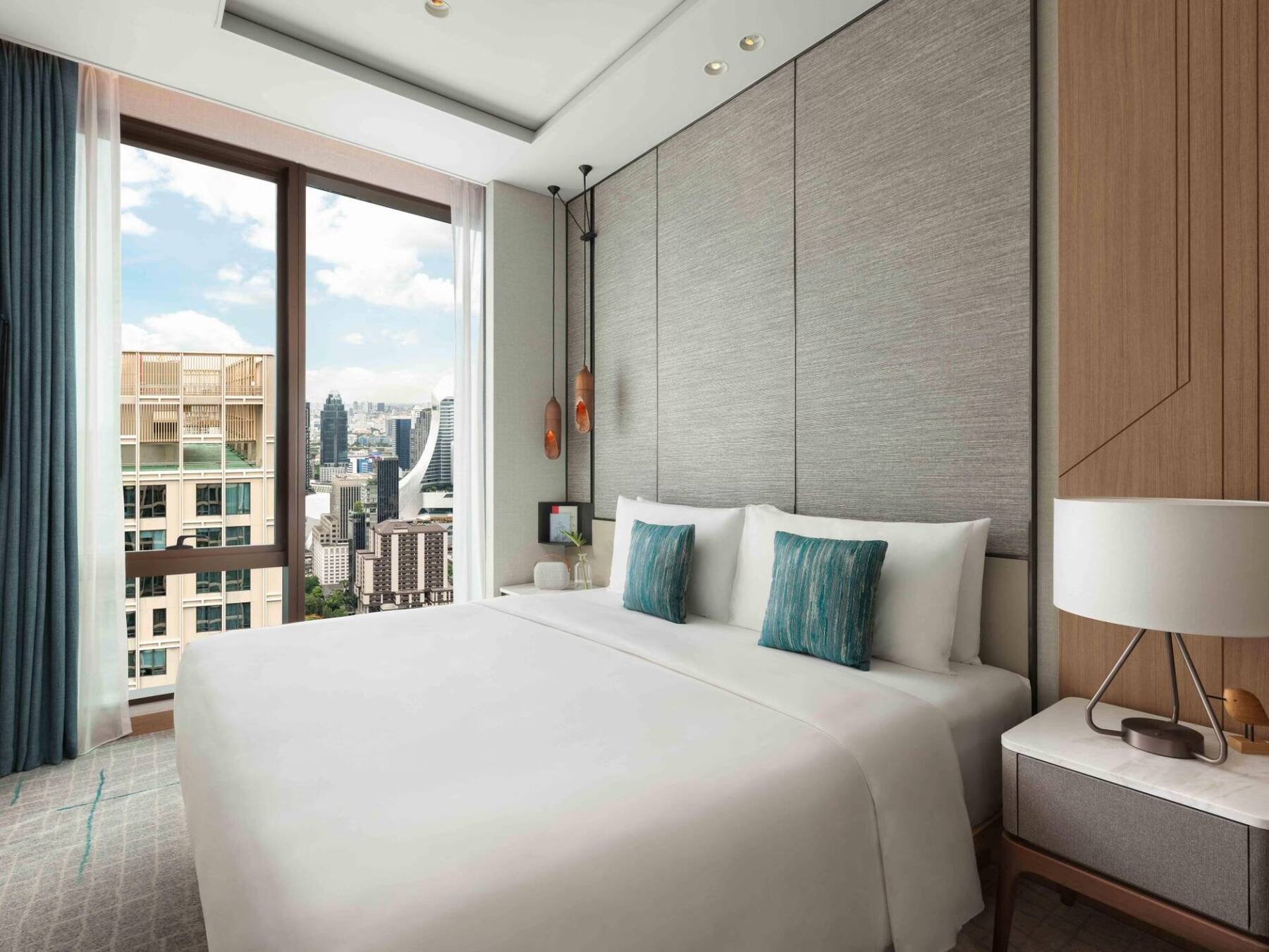 ONE KING ESSENTIAL STUDIO