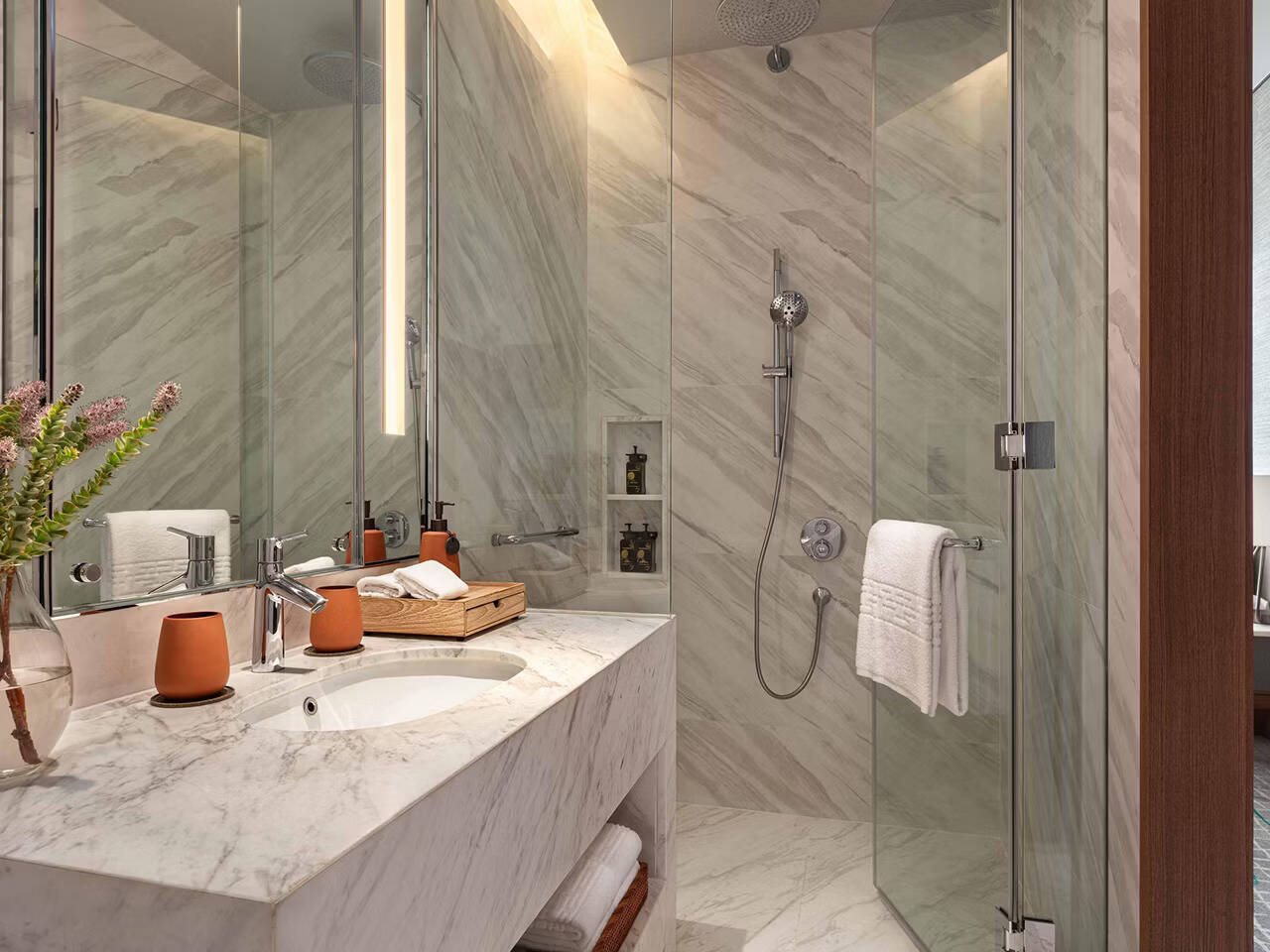 ONE KING ESSENTIAL STUDIO