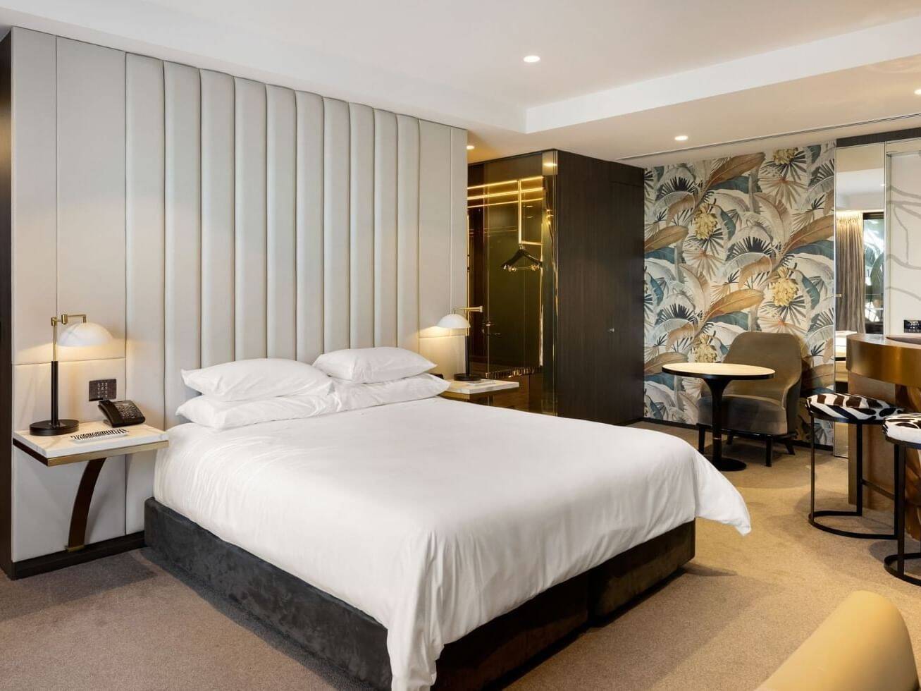 POOLSIDE CABANA SUITE