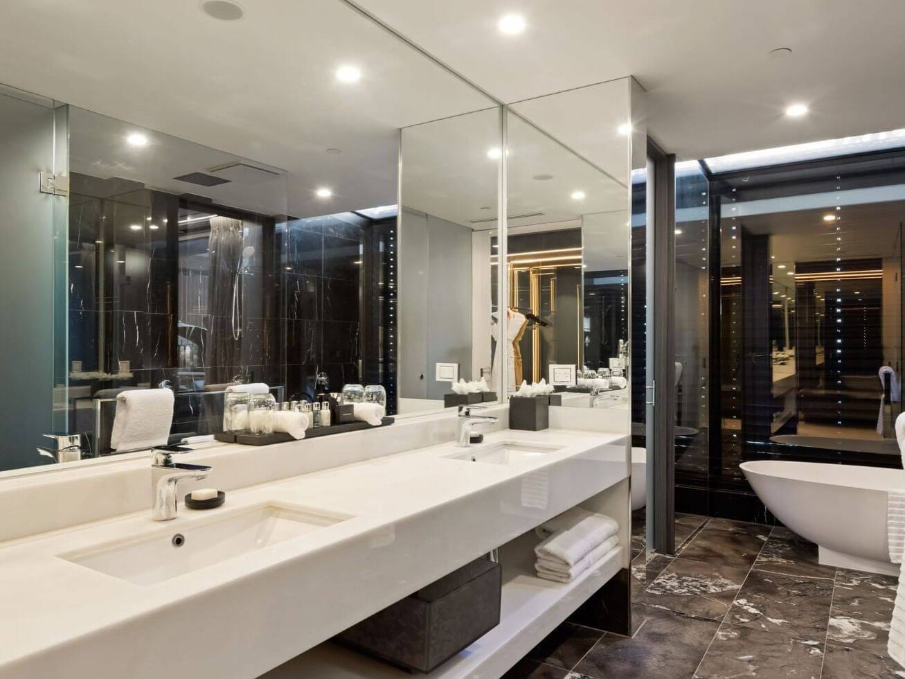 POOLSIDE CABANA SUITE