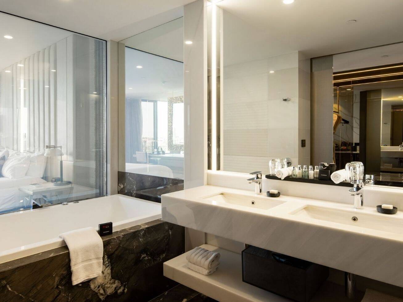 PREMIUM RIVER CITY VIEW KING SUITE