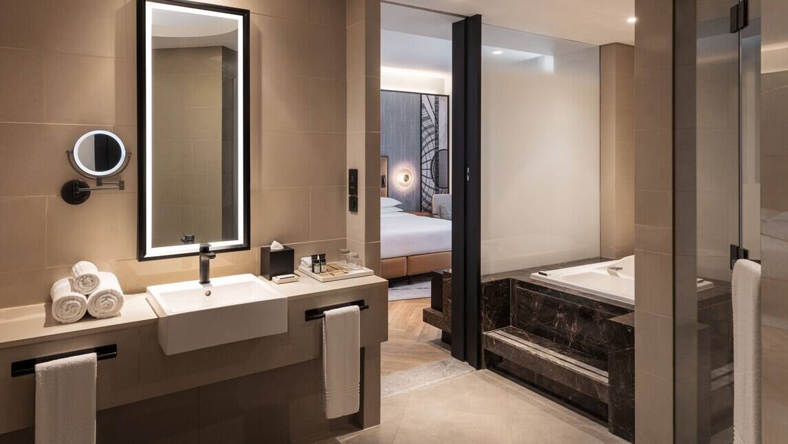 GRAND DELUXE SUITE CLUB LOUNGE ACCESS SKYLINE VIEW