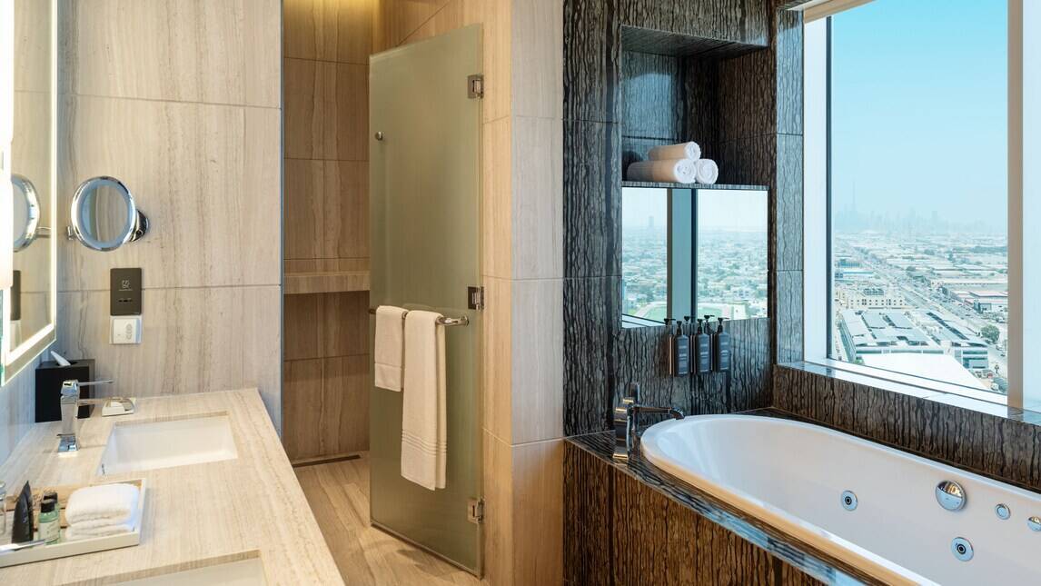 PRESIDENTIAL SUITE CLUB LOUNGE ACCESS SKYLINE VIEW