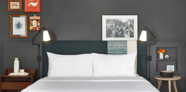 ONE QUEEN BED WITH ACCESSIBLE TUB