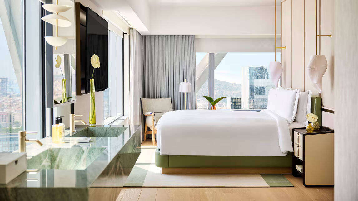  SKYLINE ONE BEDROOM SUITE KING CITY VIEW CORNER ROOM