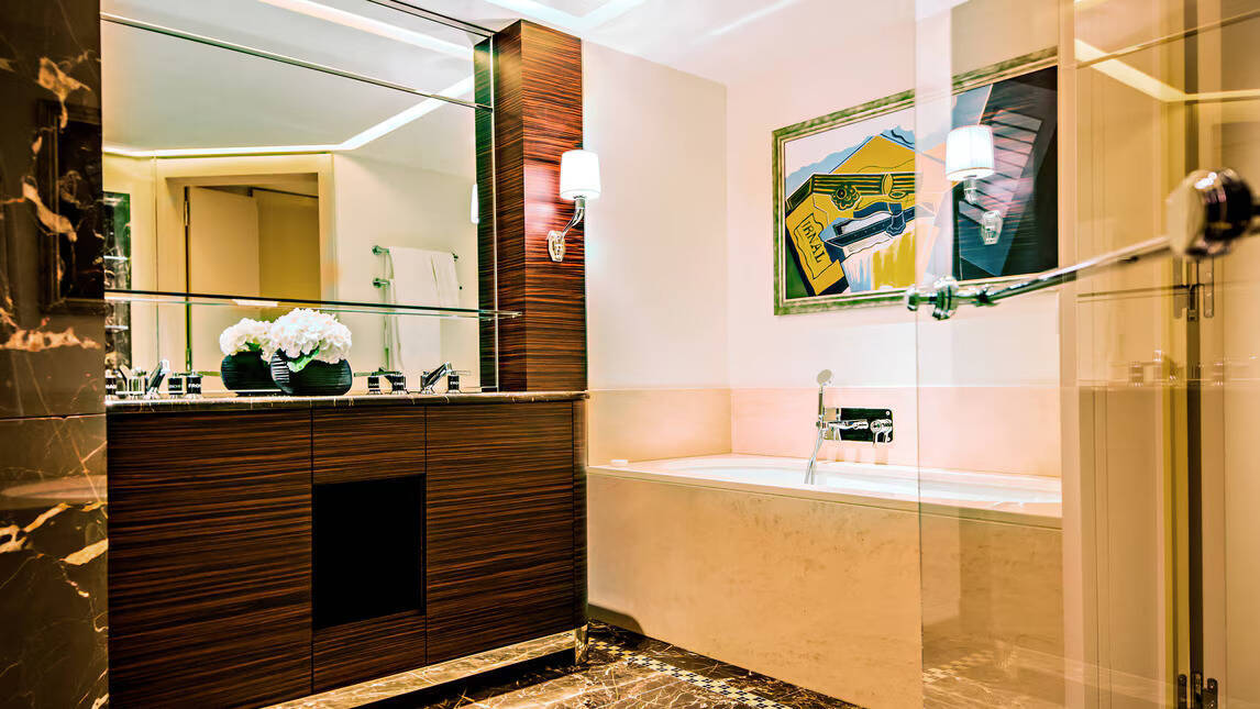 MACASSAR SUITE ONE BEDROOM LARGER SUITE KING SUPER CITY VIEW