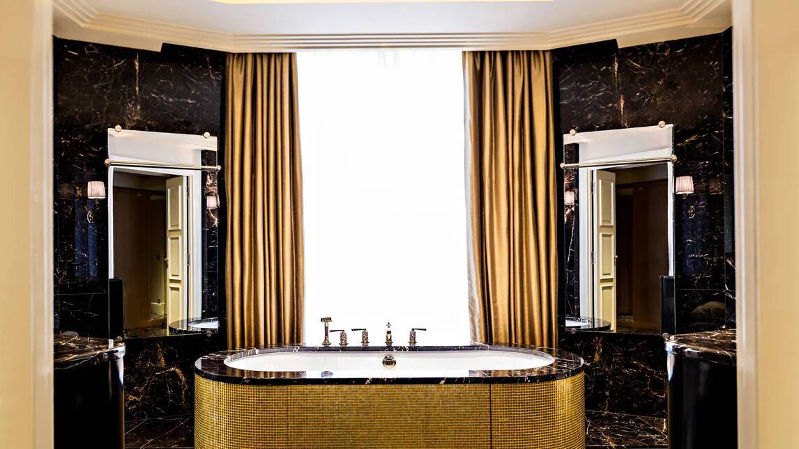 SUITE OR ONE BEDROOM SIGNATURE SUITE KING SUPER TERRACE