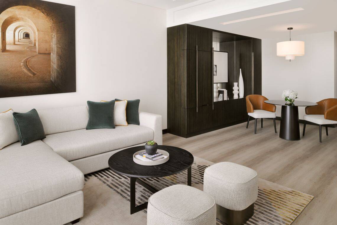 DELUXE SUITE, CLUB LOUNGE ACCESS