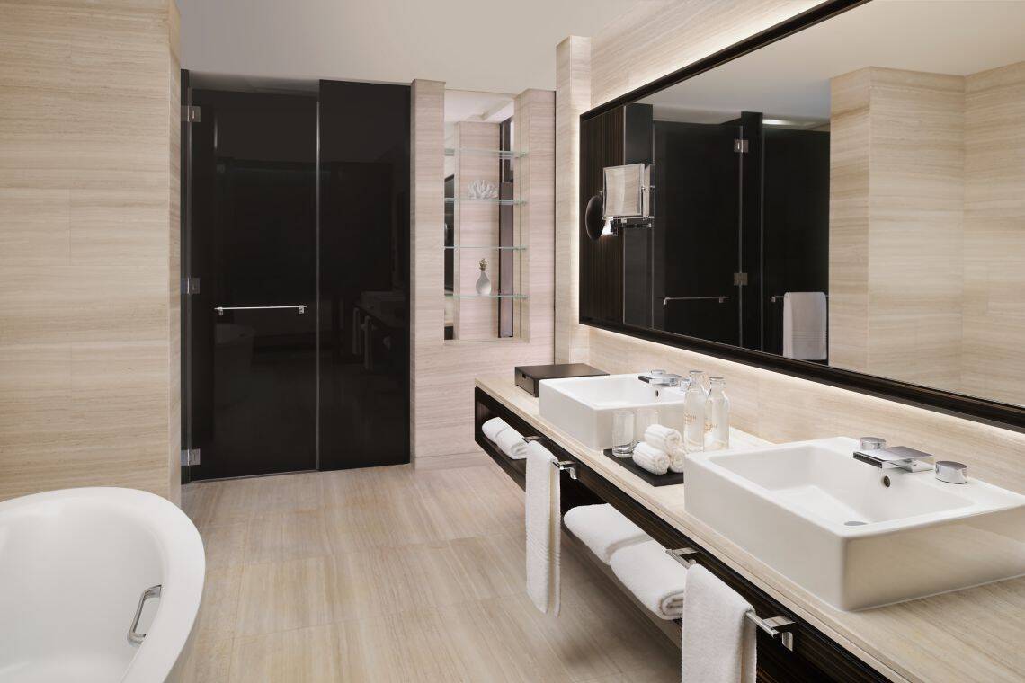 GRAND DELUXE SUITE, CLUB LOUNGE ACCESS