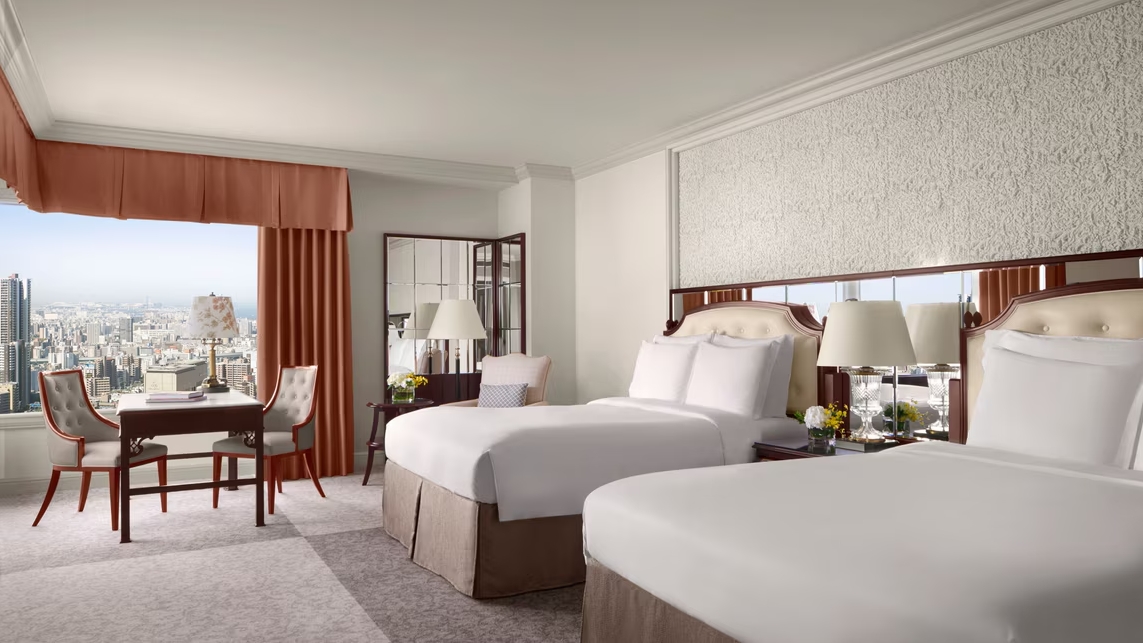 DELUXE TWO QUEEN CORNER GUEST ROOM