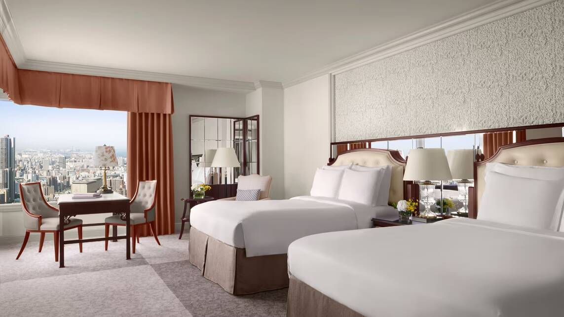 DELUXE TWO QUEEN CORNER GUEST ROOM