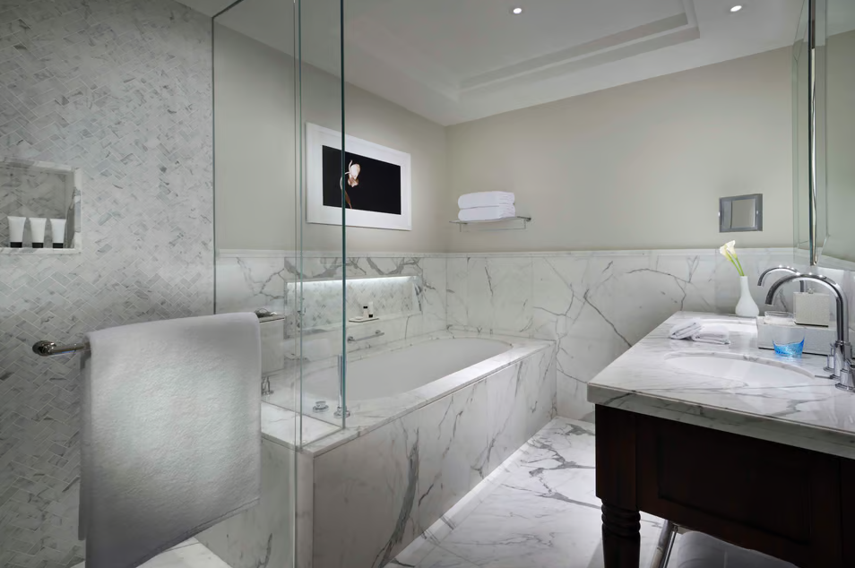 DELUXE ROOM KING