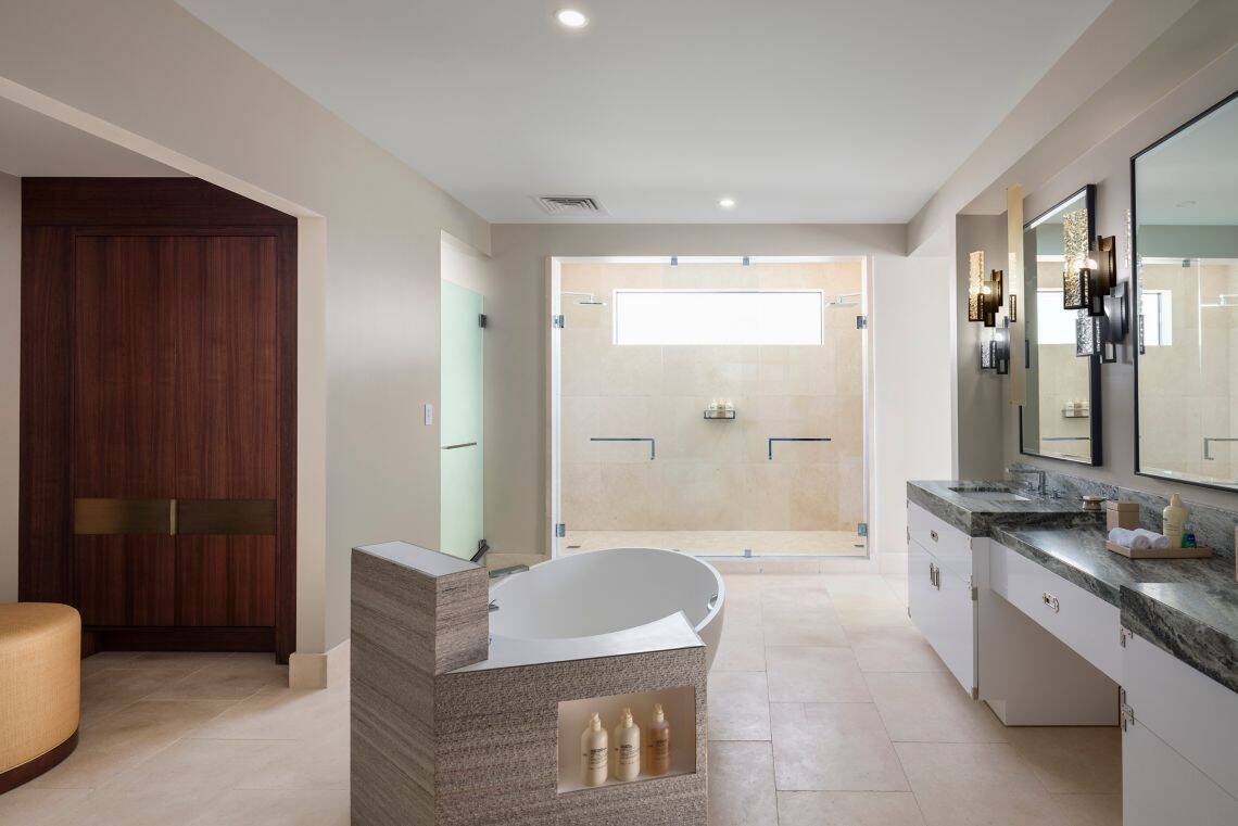 THREE BEDROOM PENTHOUSE, OCEAN VIEW, POOL (TWO KINGS, TWO QUEENS)