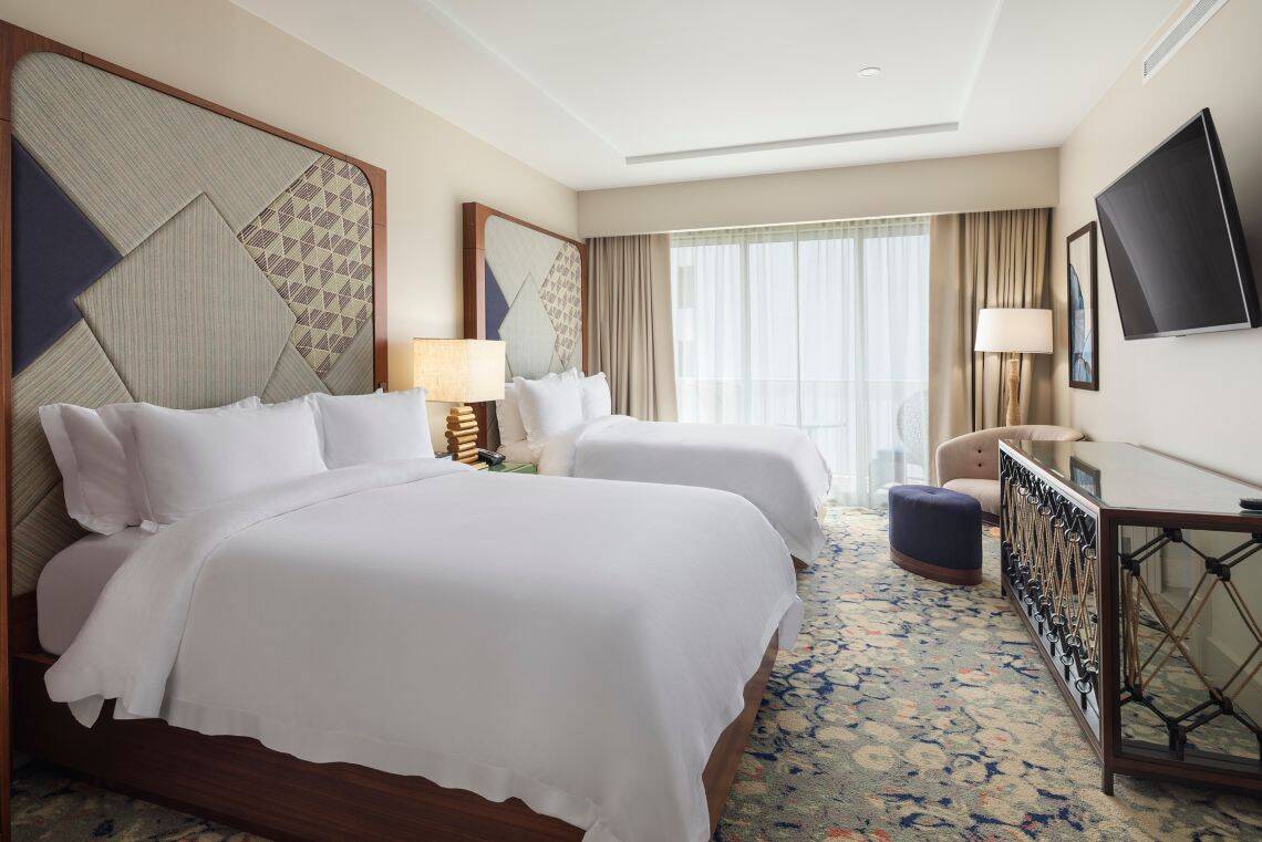 THREE BEDROOM PENTHOUSE, OCEAN FRONT, POOL (TWO KINGS, TWO QUEENS)