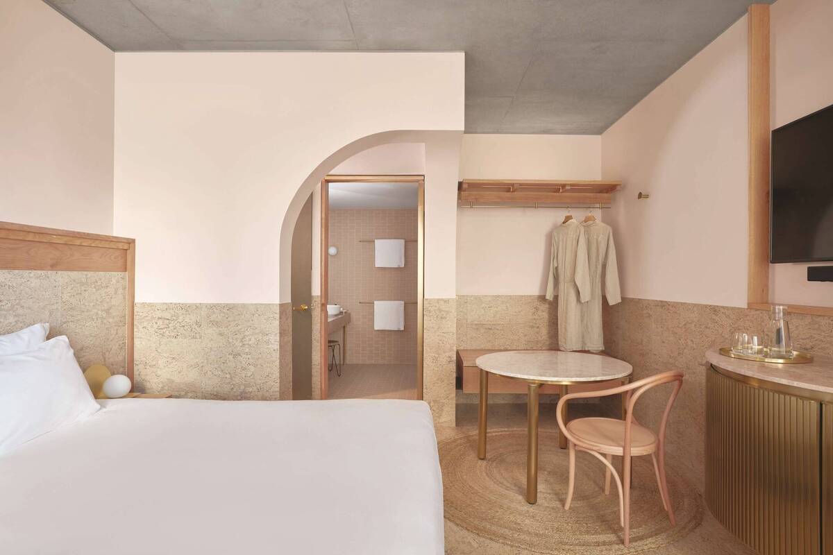 ESSENTIAL ROOM