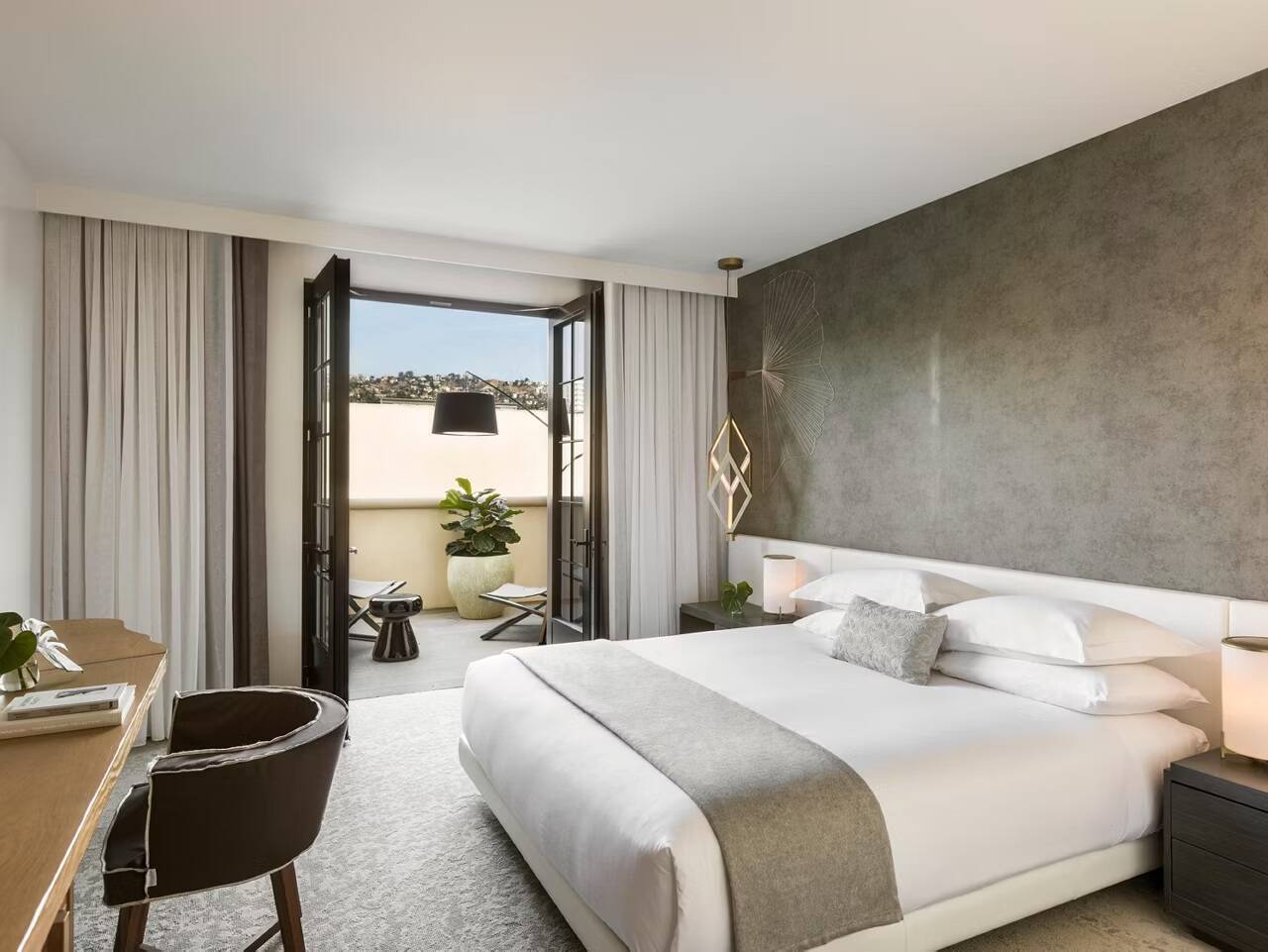 King Premium Communications Mobility Accessible Tub