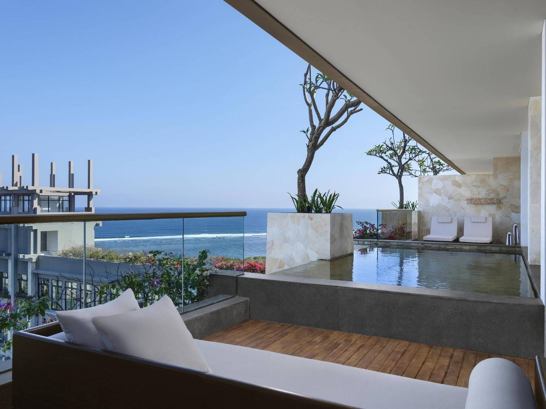 OCEAN FRONT PRESTIGE SUITE