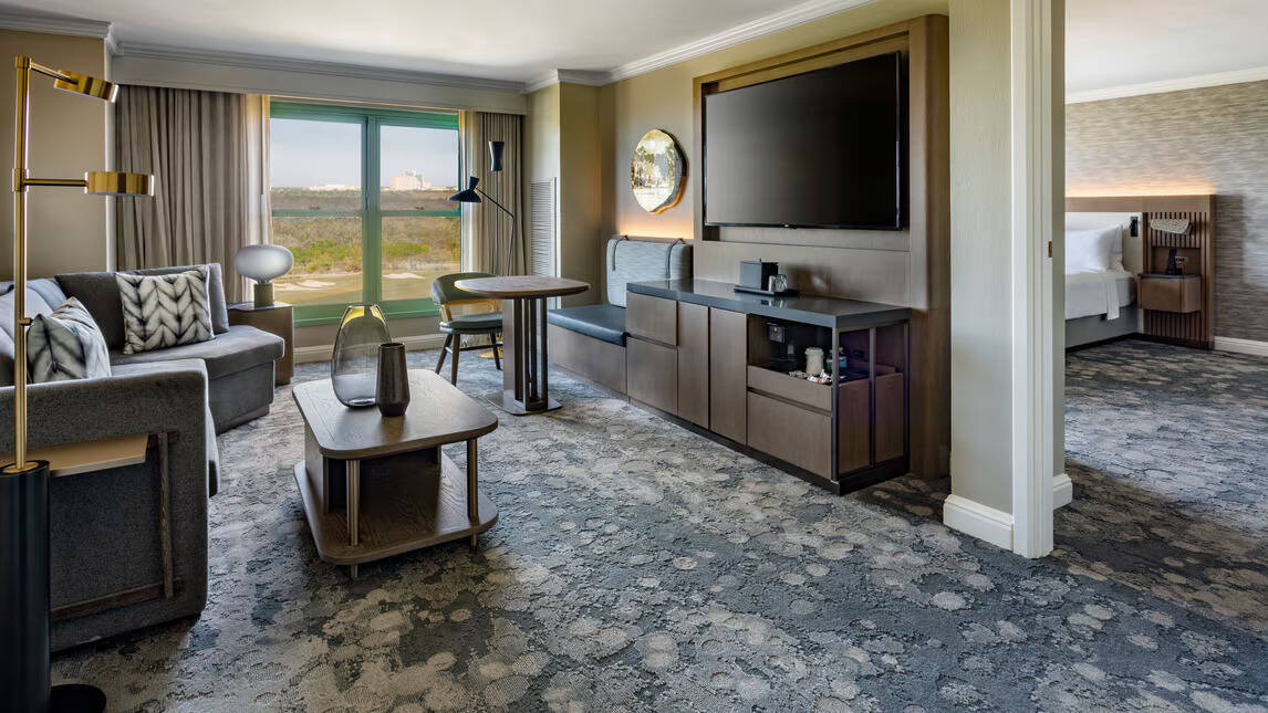LAKEFRONT EXECUTIVE SUITE BALCONY