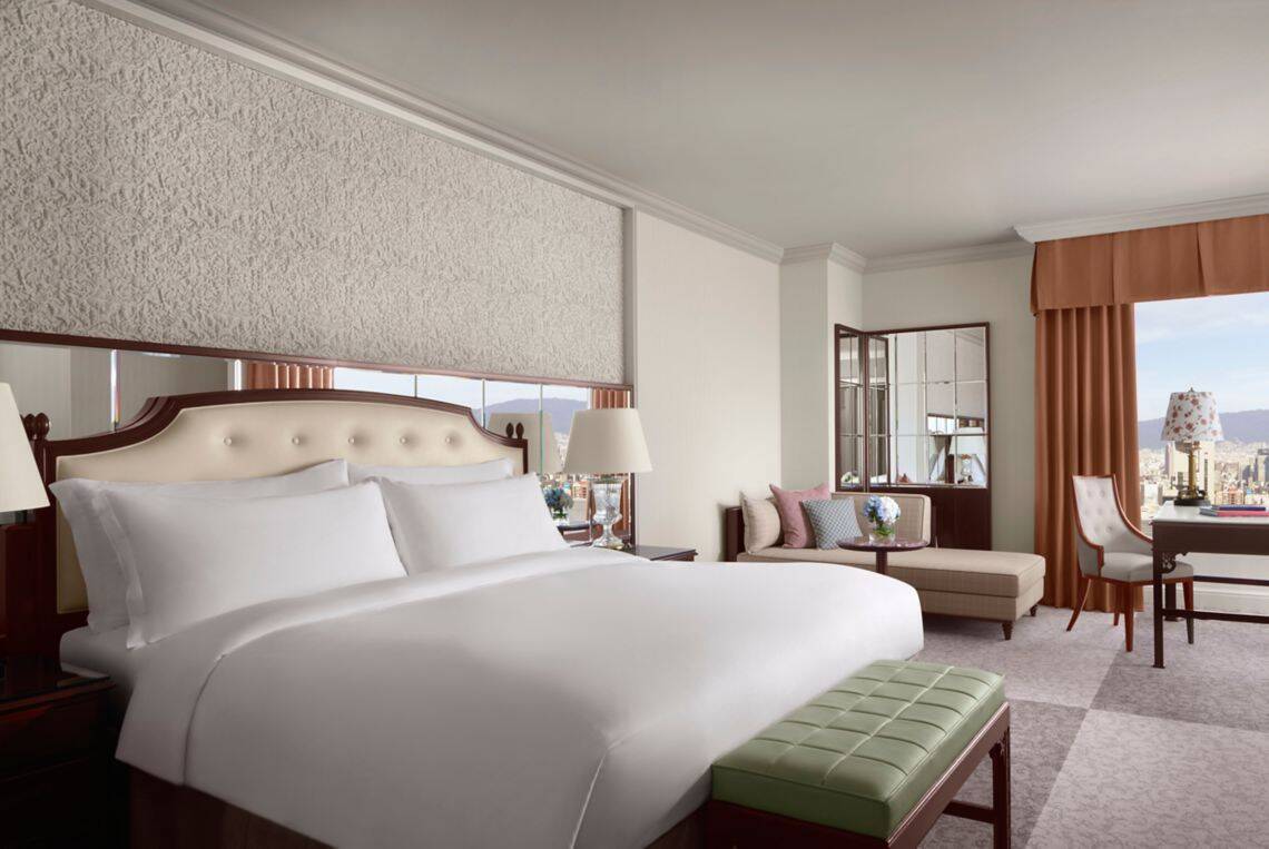CLUB LEVEL DELUXE KING CORNER ROOM