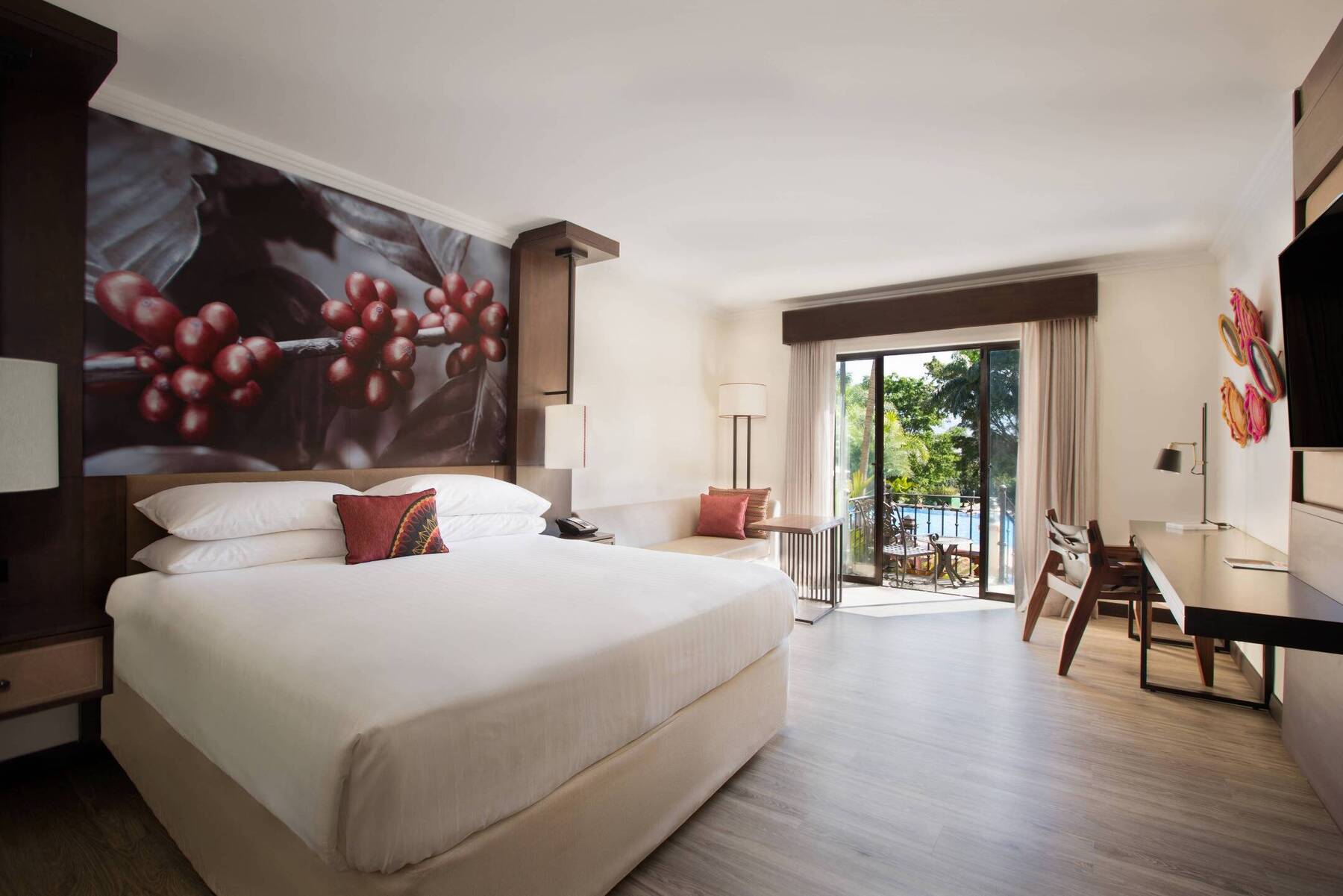 KING POOL ACCESS GUESTROOM