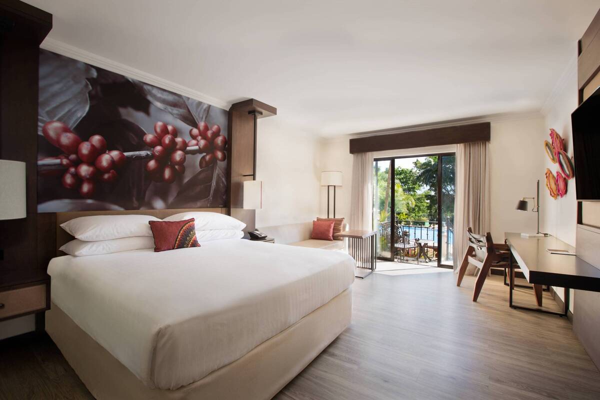  GUESTROOM KING POOL ACCESS