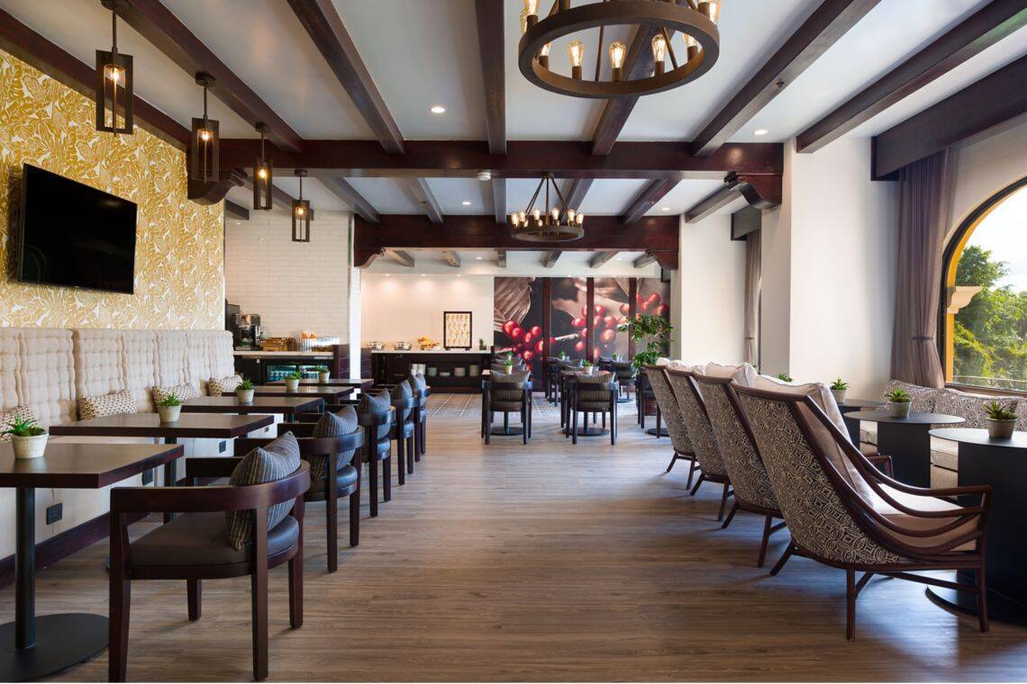 EXECUTIVE KING BALCONY ROOM, CONCIERGE LOUNGE ACCESS