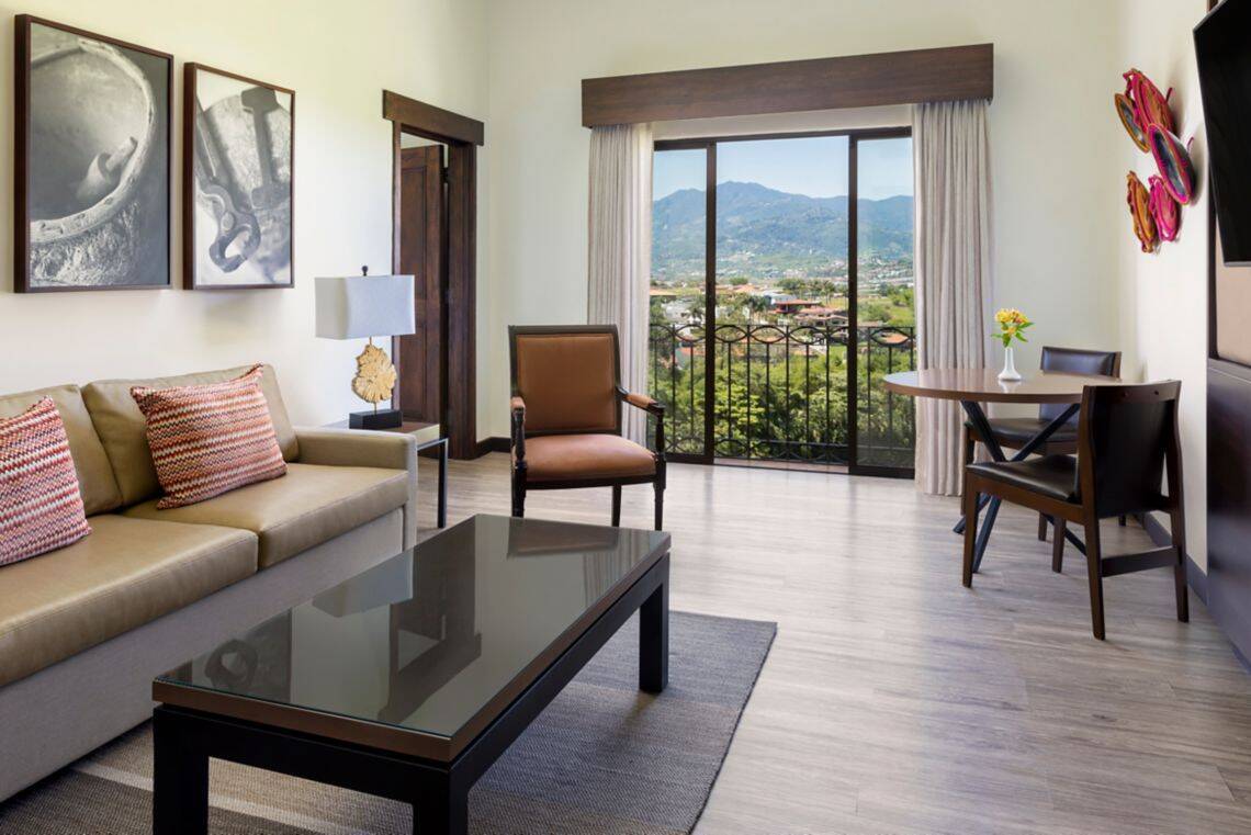 CONCIERGE LOUNGE ACCESS ONE BEDROOM KING HIGH FLOOR