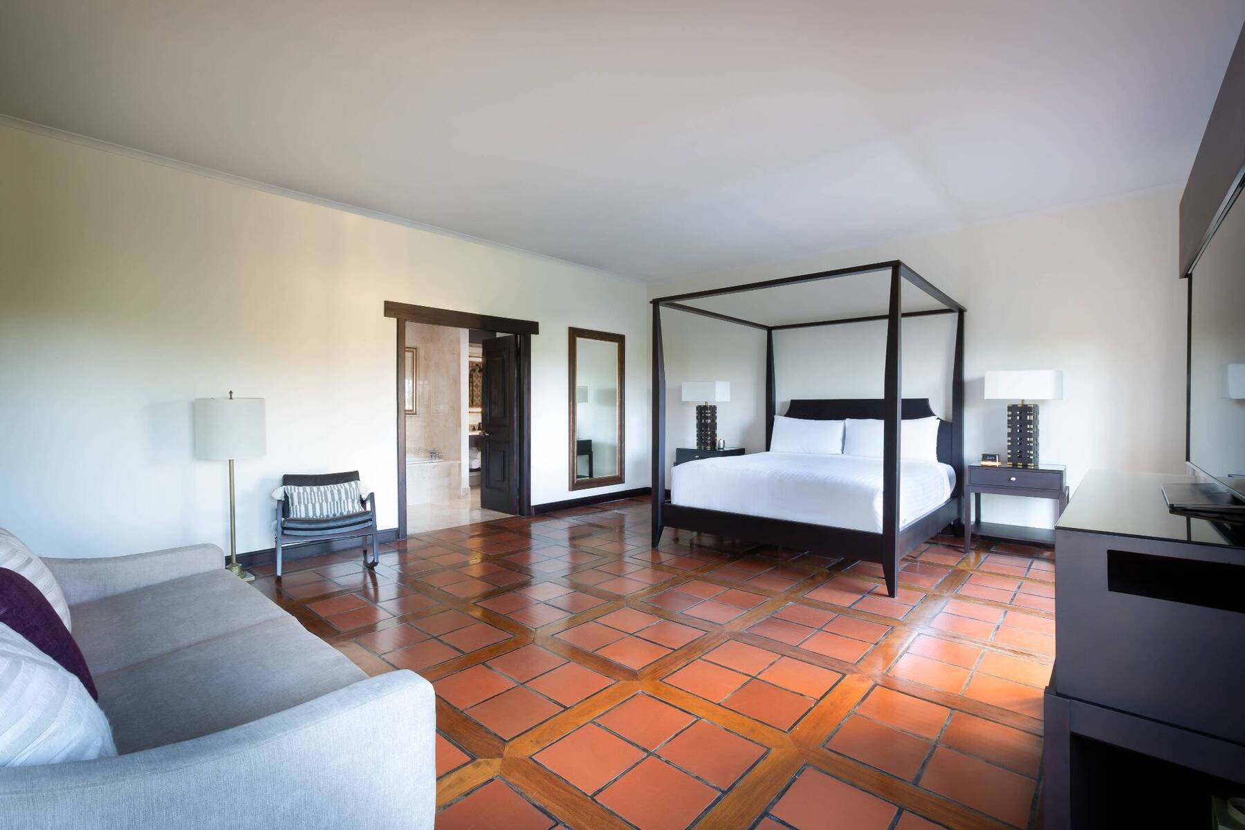 ONE BEDROOM PRESIDENTIAL KING SUITE, CONCIERGE LOUNGE ACCESS