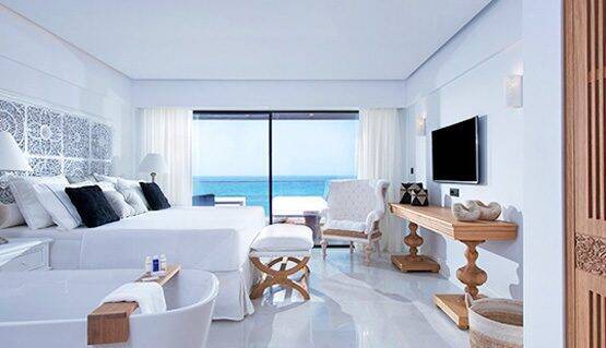 Luxury Guestroom with Private Outdoor Jacuzzi